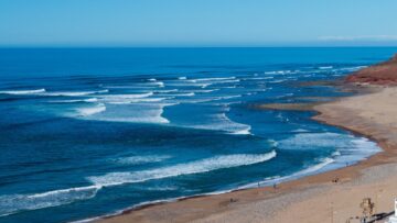 view-along-beach-in-sidi