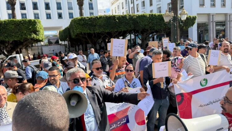 الصحفيون المغاربة يحتجون أمام البرلمان رفضاً لمشروع قانون المجلس الوطني للصحافة